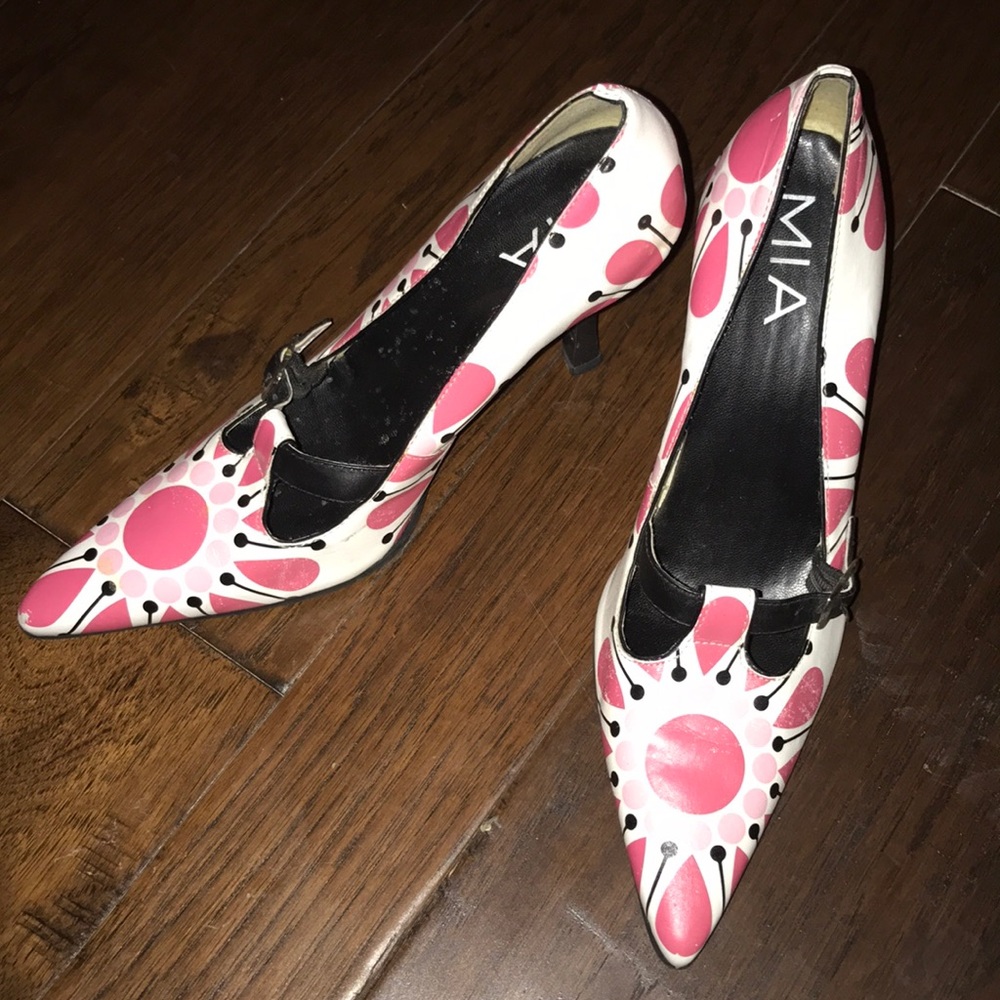 White, pink and black pointed toe heels! Size 5.